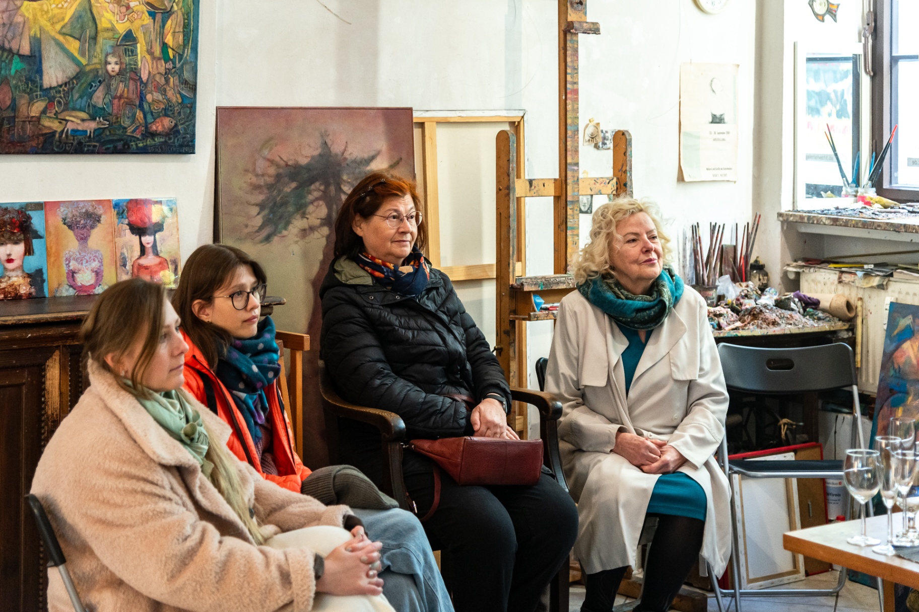Zuhörerinnen im Atelier